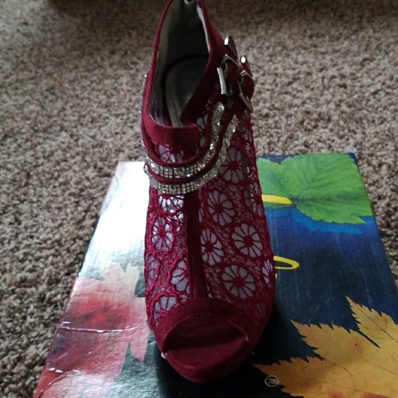 Shoes - Picture 2 of 3